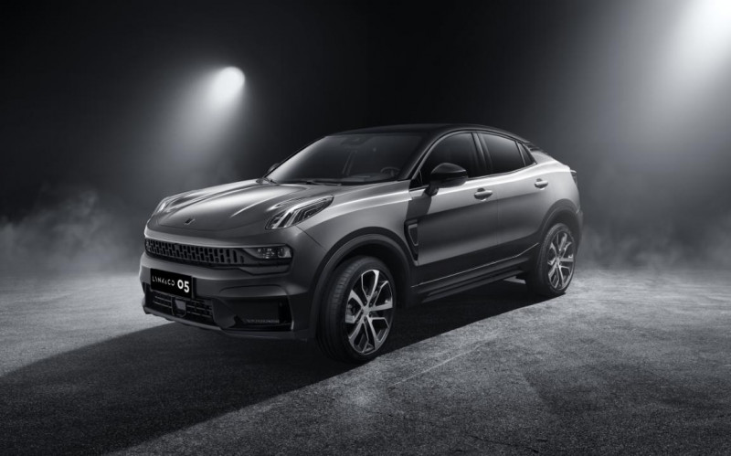Обзор автомобиля Lynk & Co 05